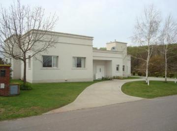 Casa · 300m² · 4 Ambientes · 2 Cocheras · Exclusivo Chalet en Una Sola Planta con Pileta en Rumenco