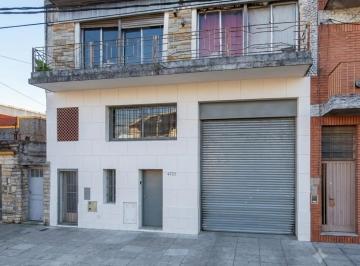 Frente con Portón ingreso camion y Vivienda en PA · Galpón / Depósito 780 m² Caseros en 2 Plantas, Montacarga, Trifásica, Vivienda