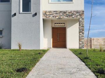 Casa · 185m² · 4 Ambientes · Casa en Venta Barrio Santa Lucia - Pilar del Este.