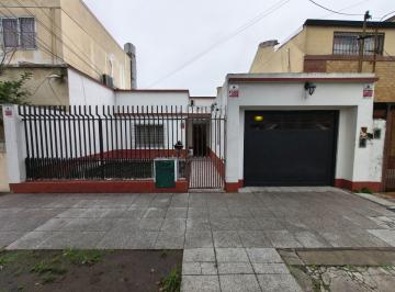 Casa de 4 ambientes, Avellaneda · Amplia Casa Sobre Lote Propio con Gran Quincho, Patio y Cochera en Villa Domínico