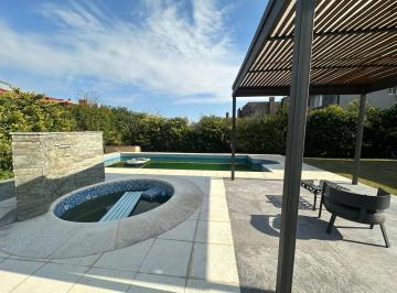 Casa · 205m² · 6 Ambientes · 3 Cocheras · Casa en La Comarca