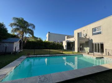 Casa · 230m² · 5 Ambientes · 3 Cocheras · Casa en Los Alisos