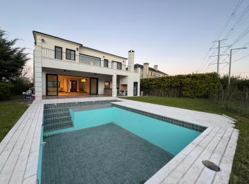 Casa · 250m² · 7 Ambientes · 3 Cocheras · Casa en Las Tipas