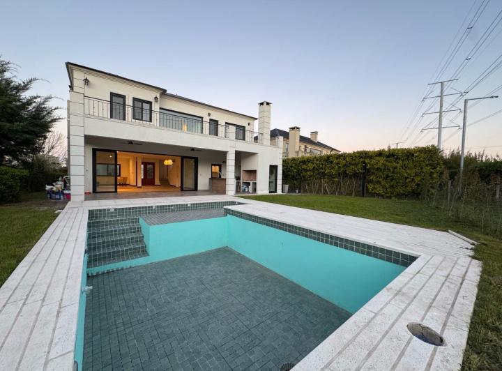 Casa · 250m² · 7 Ambientes · 3 Cocheras
