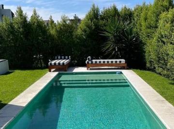 Casa · 246m² · 6 Ambientes · 4 Cocheras · Casa en Los Castaños