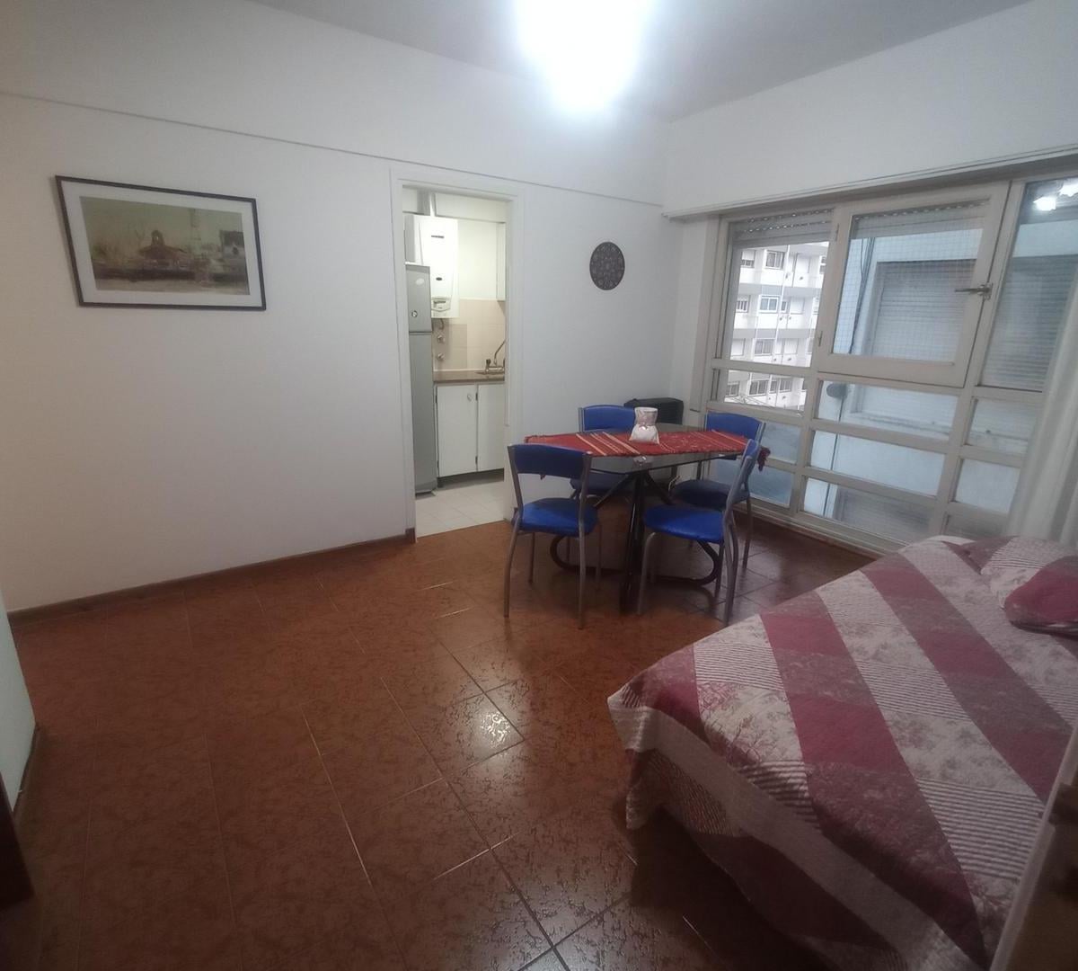Departamento 2 ambientes interno. Ubicado sobre calle Rivadavia entre Mitre e Hipólito Yrigoyen.
