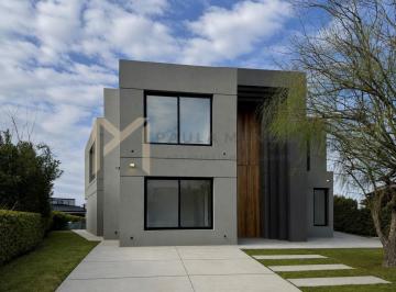 Casa · 309m² · 6 Ambientes · 1 Cochera · Casa Chalet en Venta en El Cantón Norte, El Cantón, Escobar