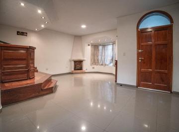 Casa · 135m² · 5 Ambientes · 2 Cocheras · Vta. Casa 5amb/2 Garage/jardin/terraza/apto Credito