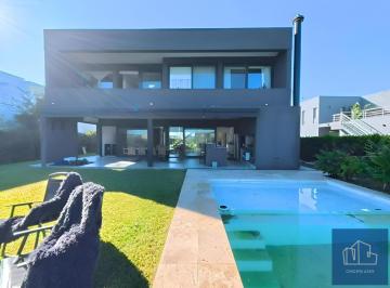 Casa · 215m² · 5 Ambientes · 7 Cocheras · Casa en Marinas, Puertos Al Agua