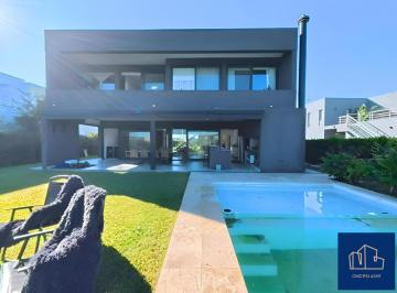 Casa · 215m² · 5 Ambientes · 7 Cocheras · Casa en Marinas, Puertos Al Agua