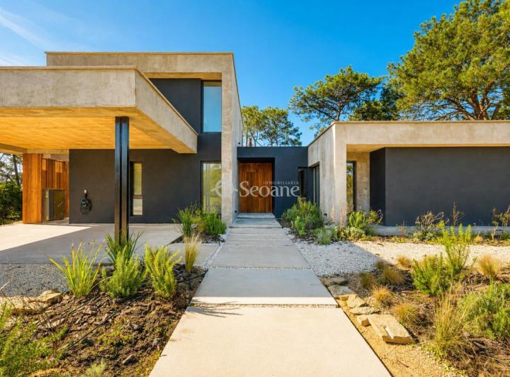 Casa · 375m² · 5 Ambientes · 1 Cochera