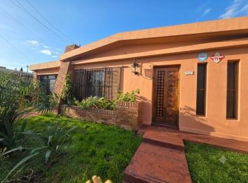 Casa · 154m² · 7 Ambientes · 2 Cocheras · Casa de 3 Dorm. en Parque Field