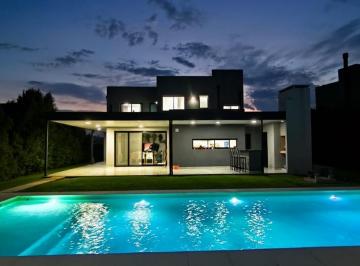 Casa · 254m² · 5 Ambientes · 6 Cocheras · Casa en El Canton - Norte