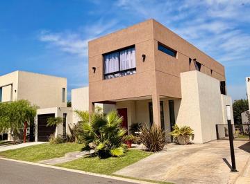 Fachada exterior · Casa en Venta en Springpark Pilar | 4 Ambientes con Pileta y Parrilla