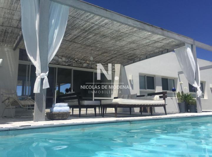 Casa · 220m² · 5 Ambientes · 1 Cochera