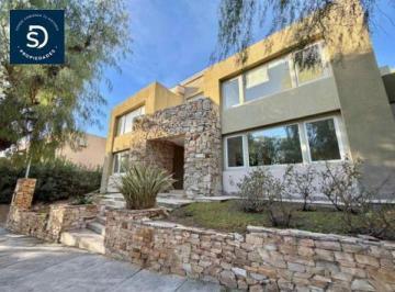 Casa · 410m² · 5 Ambientes · 1 Cochera · Sd Propiedades Ofrece a La Venta Espectacular Casa en Barrio Dalvian, El Challao.