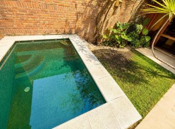 Casa · 271m² · 5 Ambientes · 1 Cochera · Alquiler | Exclusiva Residencia de Estilo con Pileta y Quincho en El Corazón de Villa Devoto