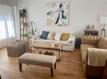Casa · 238m² · 4 Ambientes · 1 Cochera · Alquiler Casa de 3 Dorm. en Vicente López con Patio