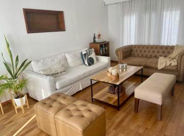 Casa · 238m² · 4 Ambientes · 1 Cochera · Venta Casa de 3 Dorm. en Vicente López con Patio