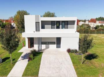 Casa · 347m² · 6 Ambientes · Venta Casa - a Estrenar - Los Cardos