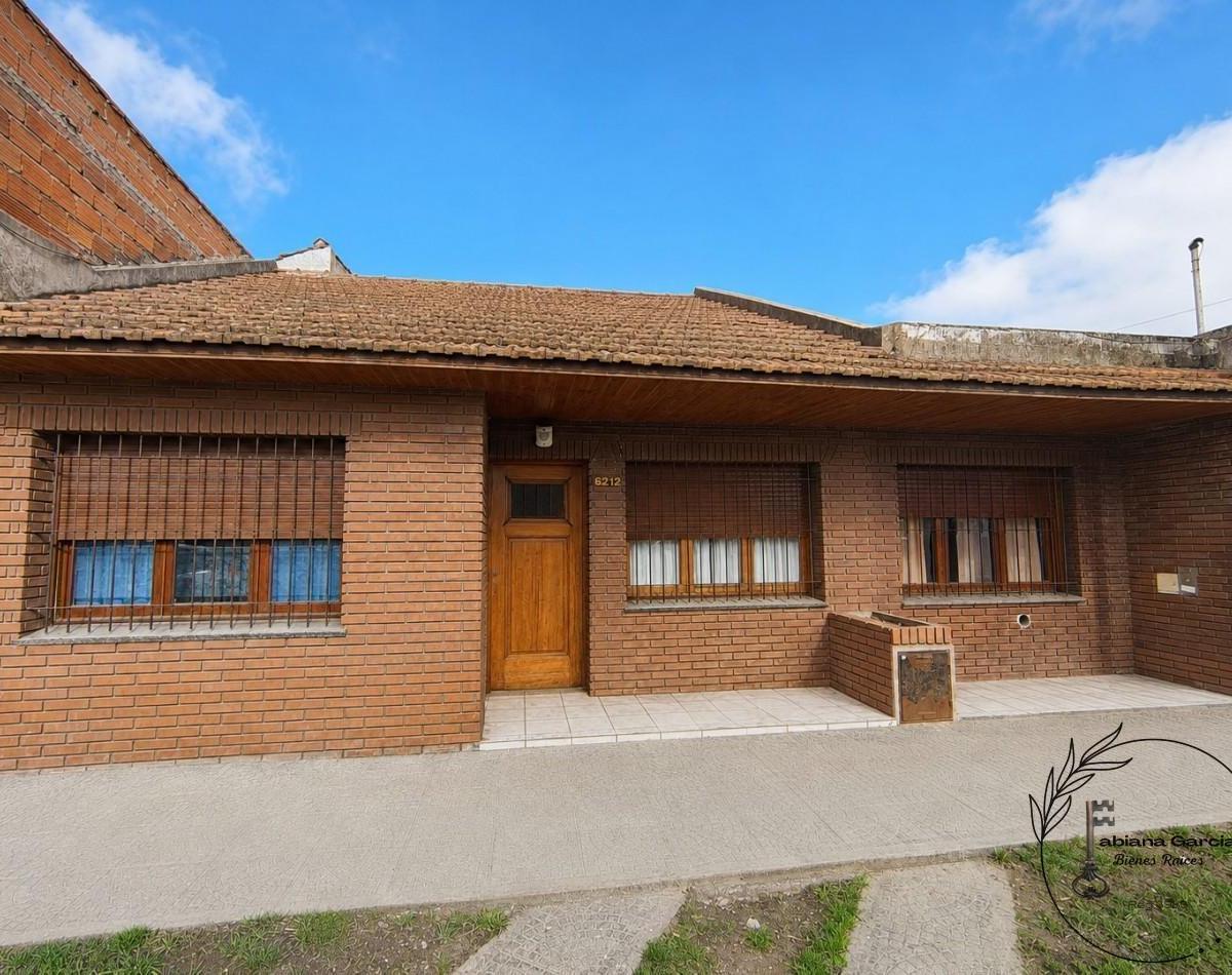 Chalet con quincho, 5 amb, 4 dorm, 250m² — Domingo Faustino Sarmiento