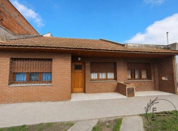 Casa · 100m² · 5 Ambientes · ¡Oportunidad en Venta! Chalet con Quincho, 4 Dorm. y Gran Potencial