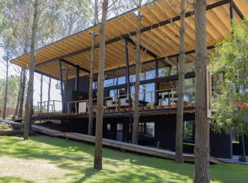 Casa · 255m² · 5 Ambientes · 5 Cocheras · Moderna Casa en Venta en Pinamar Norte a m de La Isla del Golf.