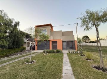 Casa · 271m² · 7 Ambientes · 2 Cocheras · Casa en Venta, Barrio Don Carlos Reconquista