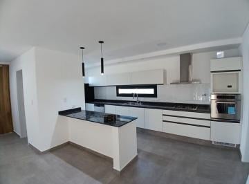 Casa · 220m² · 4 Ambientes · 2 Cocheras · Venta Casa 3habitaciones B Privado Estancia Bulnes