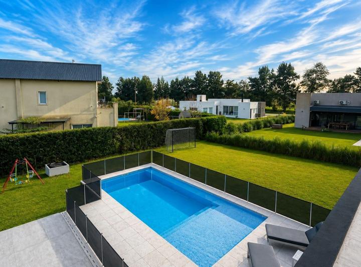 Casa · 185m² · 5 Ambientes · 4 Cocheras