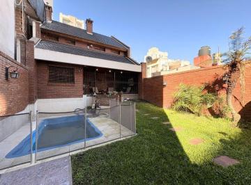 Casa · 218m² · 4 Ambientes · 2 Cocheras · Casa Chalet 4 Amb Venta Caseros Cochera Parque