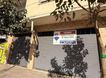 Local comercial · 76m² · 1 Cochera · Local Comercial con Persiana Doble Entrada