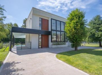 Casa · 240m² · 6 Ambientes · 4 Cocheras · Venta Casa Barrio Privado Prados del Oeste