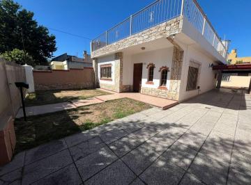 Casa · 155m² · 4 Ambientes · 2 Cocheras · Venta Casa 4 Amb - Hurlingham - V. Tesei - Apta Créd.