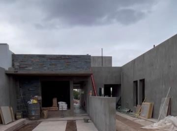 Casa · 80m² · 2 Ambientes · 1 Cochera · Venta - Casa Bº Privado 2 Habitaciones - Maipu