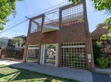 Casa · 300m² · 8 Ambientes · 1 Cochera · Venta Casa 3 Dorm. Barrio Roque Saenz Peña.