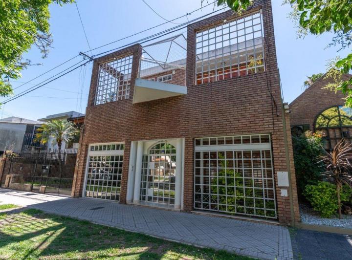 Casa · 300m² · 8 Ambientes · 1 Cochera