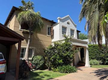 Casa · 209m² · 7 Ambientes · 2 Cocheras · Venta Casa Barrio Galápagos con Jardín 7 Ambientes
