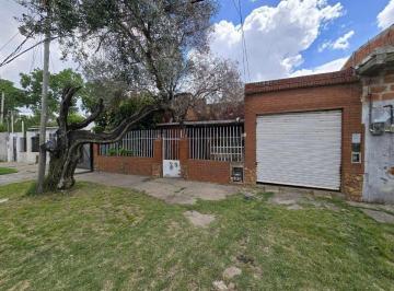 Casa · 111m² · 3 Ambientes · 1 Cochera · Casa 3 Ambientes en Venta en Lanús Jardin Cochera