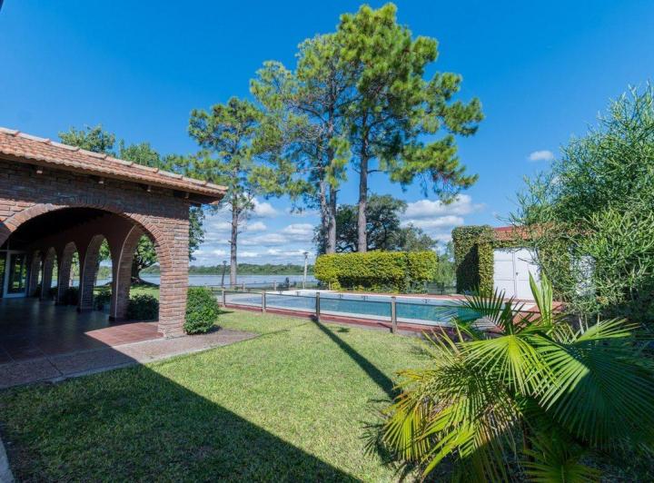 Casa · 250m² · 8 Ambientes · 4 Cocheras