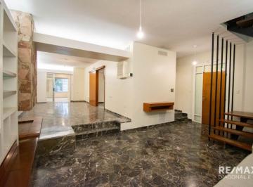 Casa · 296m² · 6 Ambientes · 2 Cocheras · Casas en Venta en La Plata