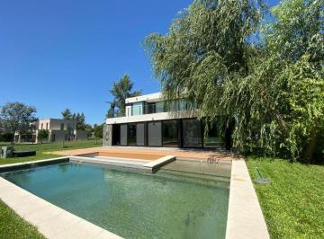 Casa · 385m² · 5 Ambientes · 2 Cocheras · Casa en Venta en Miralagos