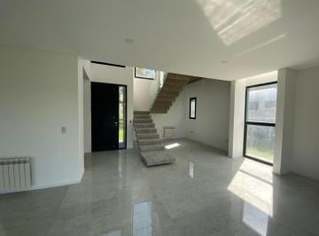 Casa · 195m² · 4 Ambientes · 3 Cocheras · Casa en Venta de 3 Dorm. en Miralagos