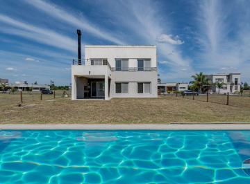 Casa · 140m² · 4 Ambientes · 1 Cochera · Haras del Sur III