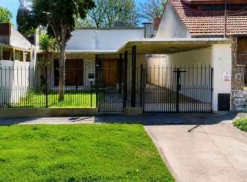 Casa · 180m² · 4 Ambientes · 2 Cocheras · Venta Casa de 4 Amb con Patio y Cochera Apta Cred.