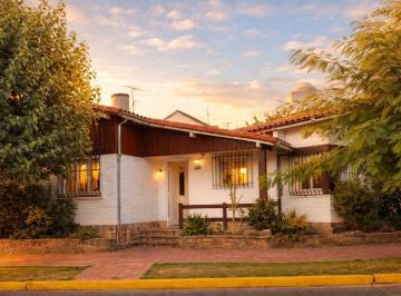 Casa · 131m² · 4 Ambientes · 1 Cochera · Casa en Venta Bernal Apto Credito