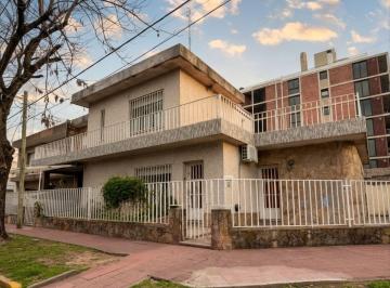 Casa · 207m² · 4 Ambientes · 1 Cochera · Venta Casa 3 Dorm. Cochera B. Arroyito