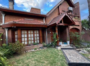 Casa · 199m² · 4 Ambientes · 2 Cocheras · Casa 4 Amb en Venta en V, Tesei Quincho Parrilla.