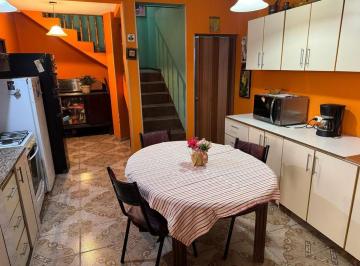 Casa · 8 Ambientes · 1 Cochera · Venta Vivienda Multifamiliar Oportunidad