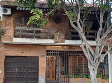 Casa · 134m² · 4 Ambientes · 2 Cocheras · Casa en Venta - Lote Propio 286 m² - Parque Avellaneda